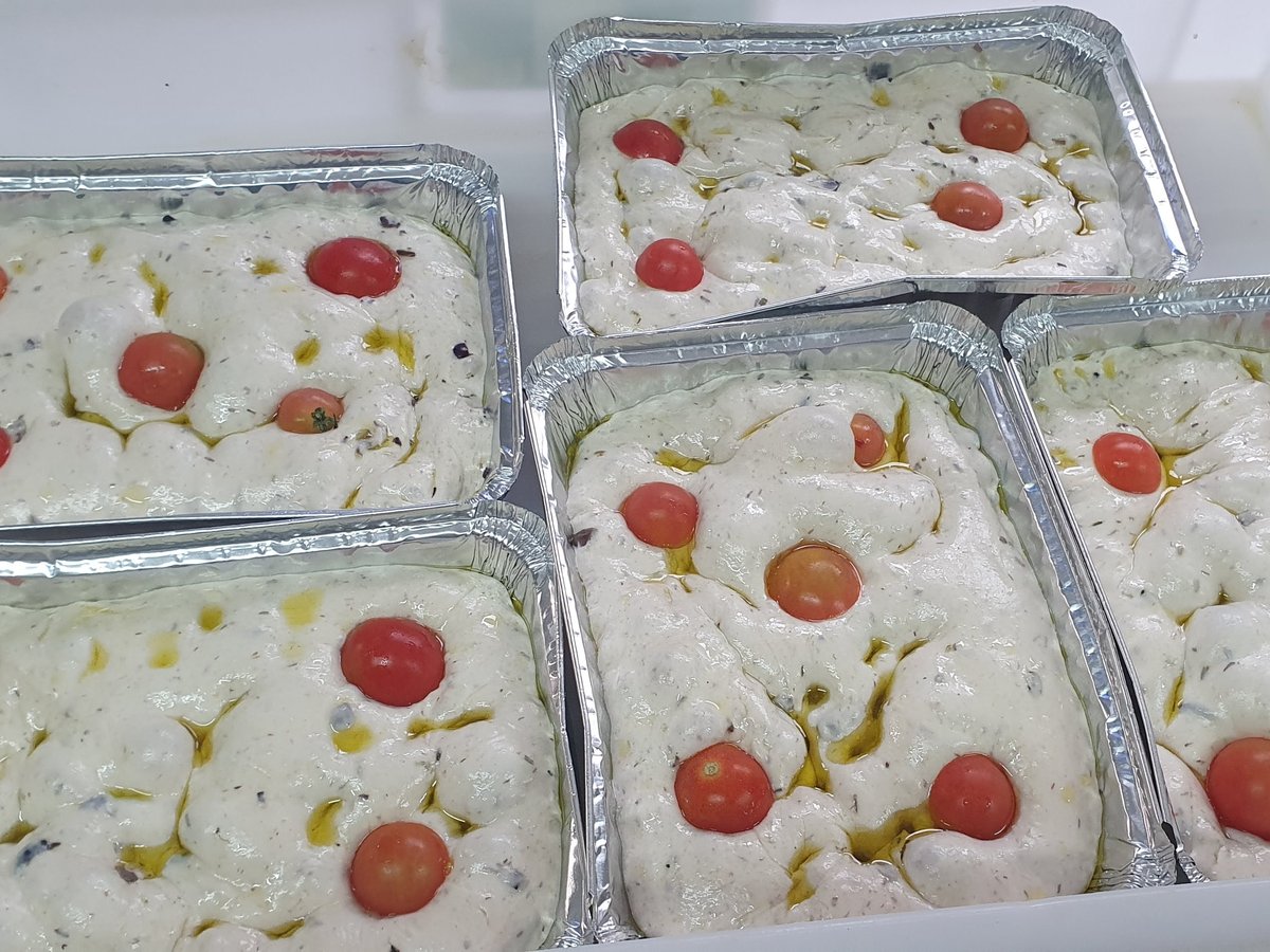 Focaccia cu rosii cherry si masline 2